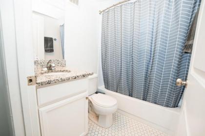 Special! 2 King Bedroom Condo Minutes to Broadway! - image 5
