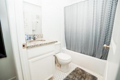 Spacious and stylish 2 BR Near Broadway - 5 Min Drive - image 16