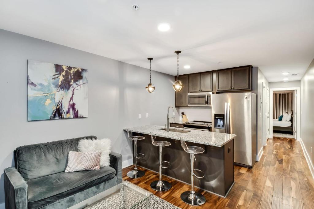 Modern 1 BR Apartment! Quick Uber to Downtown! - main image