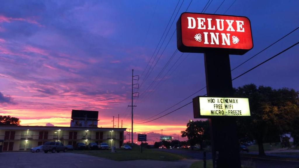 Deluxe Inn - main image