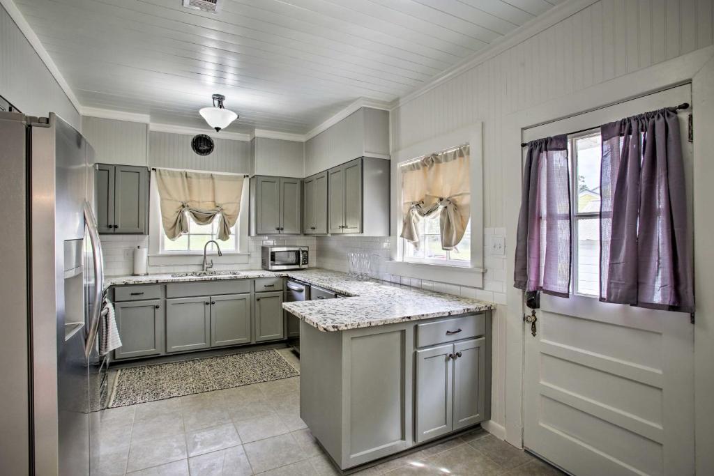 Charming Cottage with Mississippi River Views! - image 3