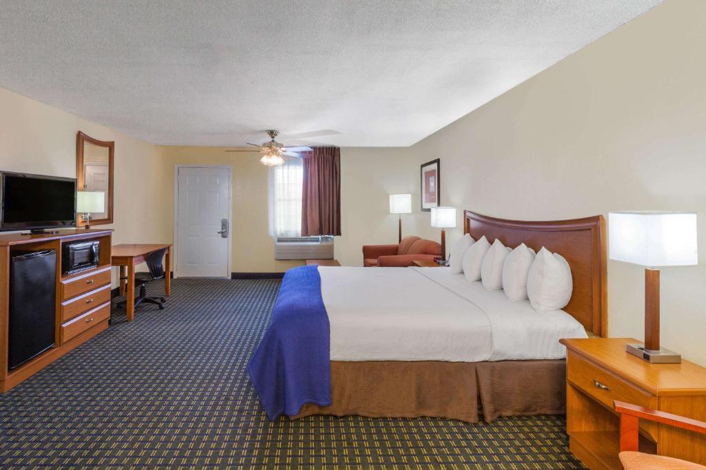 Days Inn by Wyndham Natchitoches - image 6