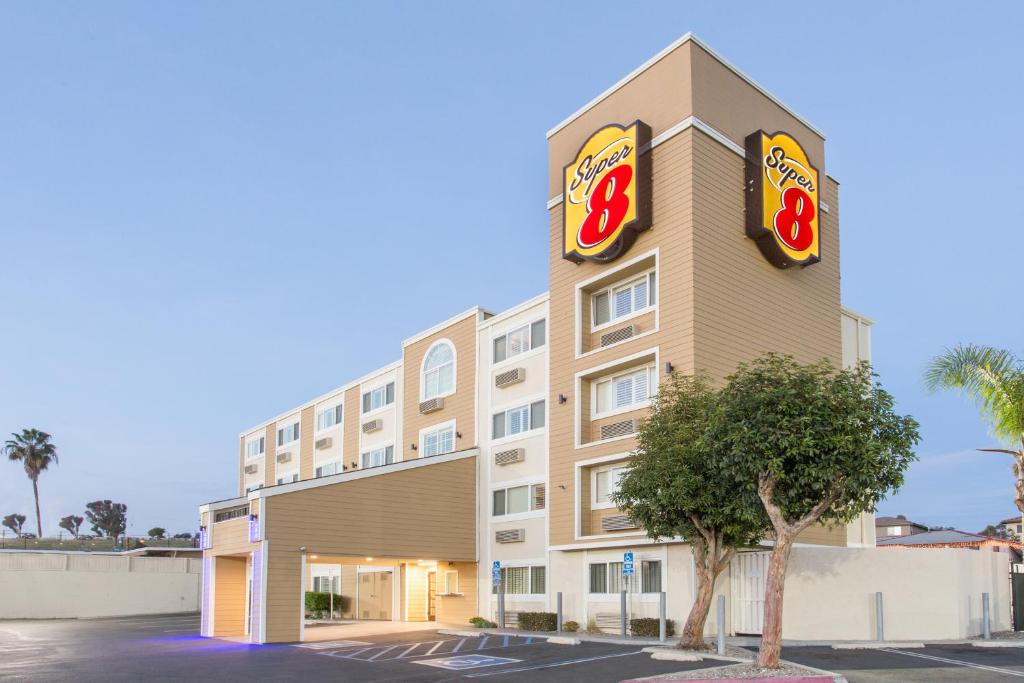 Super 8 by Wyndham National City Chula Vista - image 3