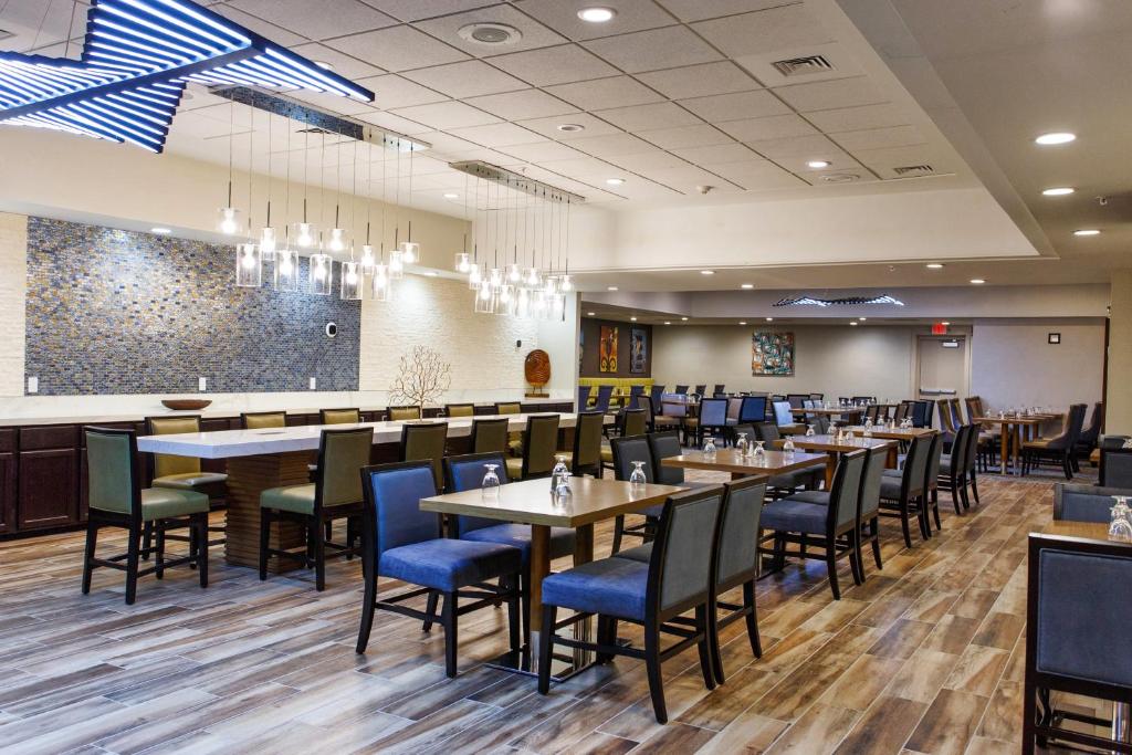 DoubleTree by Hilton Neenah - main image