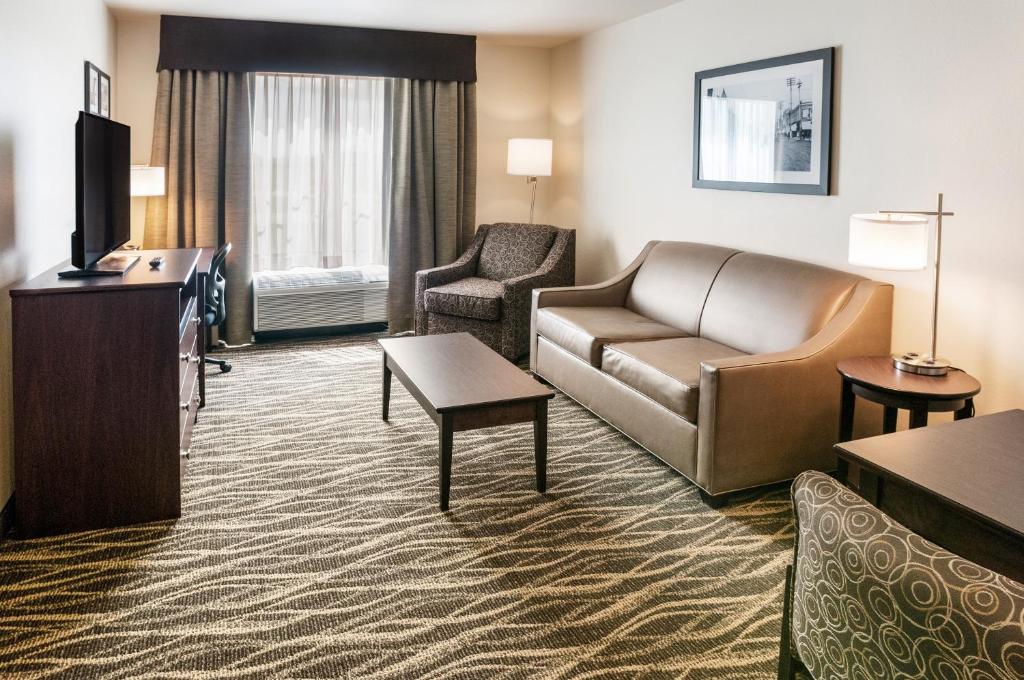 Cobblestone Hotel & Suites - Appleton International Airport - image 7