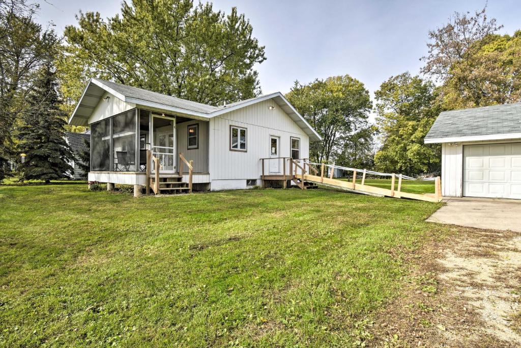 Charming Neenah House with Porch on Lake Winnebago! - image 2