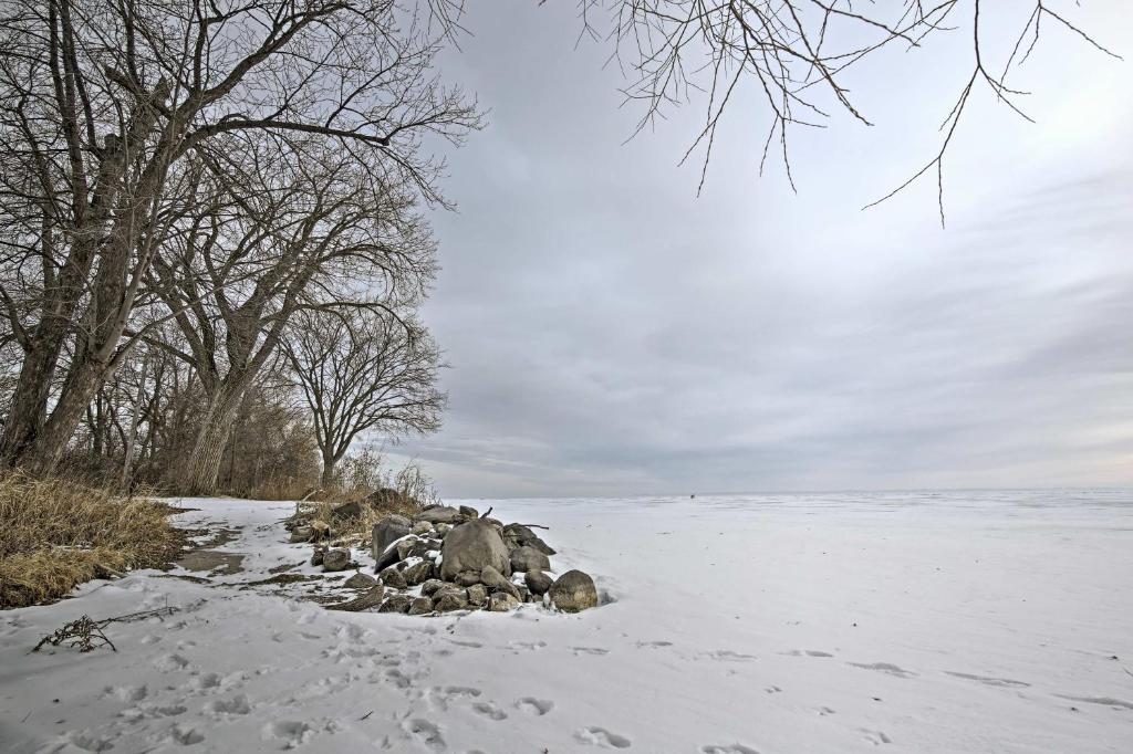 Charming Neenah House with Porch on Lake Winnebago! - image 7