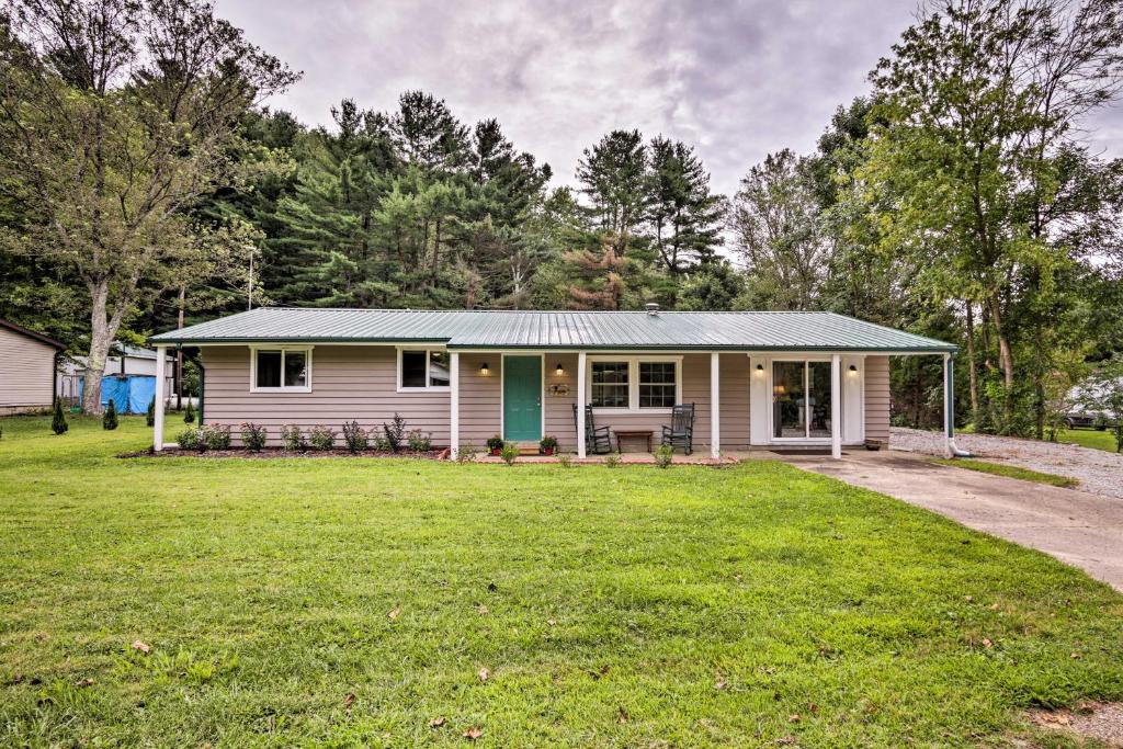 Cottage with Yard and Grill Next to Wayne Forest NP - main image