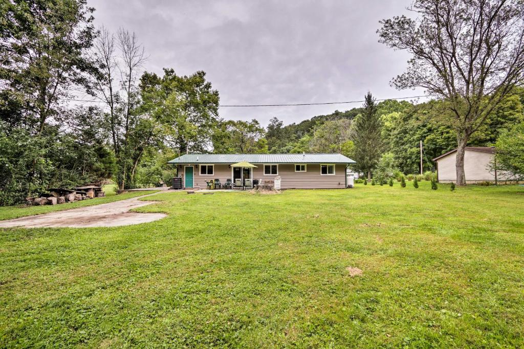 Cottage with Yard and Grill Next to Wayne Forest NP - image 3