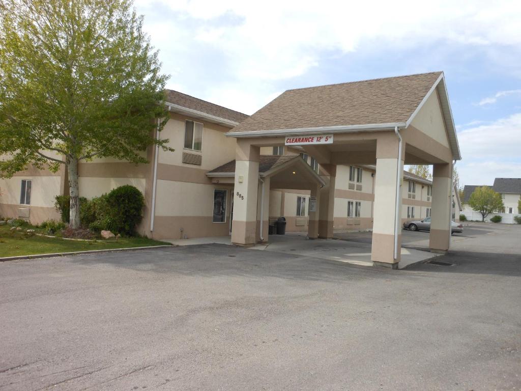 Economy Inn & Suites - image 2