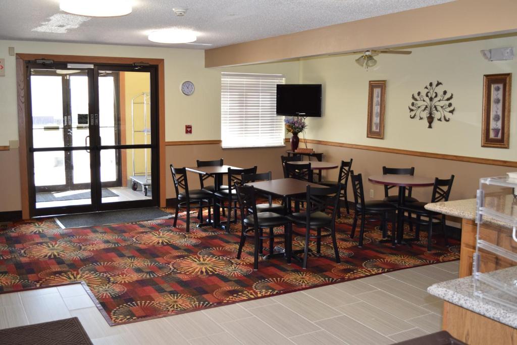 Budget Inn & Suites - image 4