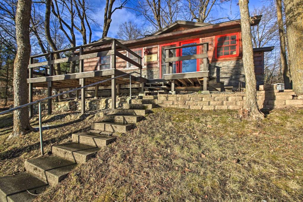 Serene Lakefront Cabin Private Boat Dock Balcony - image 6