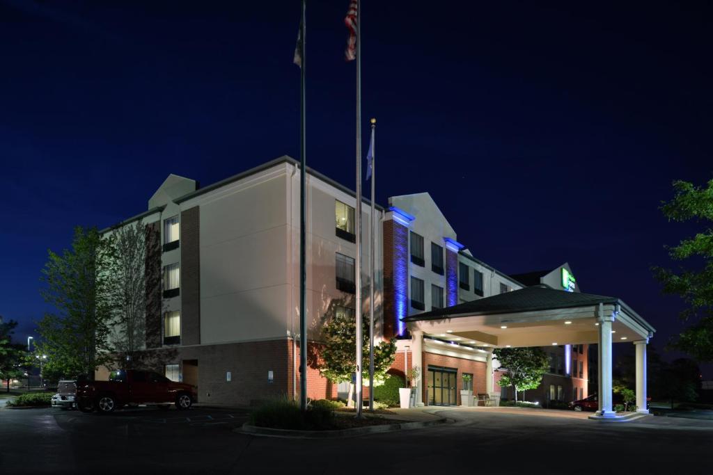 Holiday Inn Express Hotel & Suites Milwaukee-New Berlin an IHG Hotel - main image