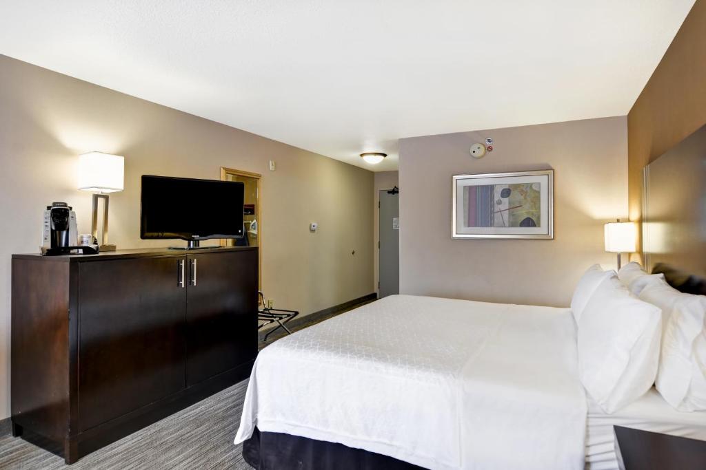 Holiday Inn Express Hotel & Suites Milwaukee-New Berlin an IHG Hotel - image 3