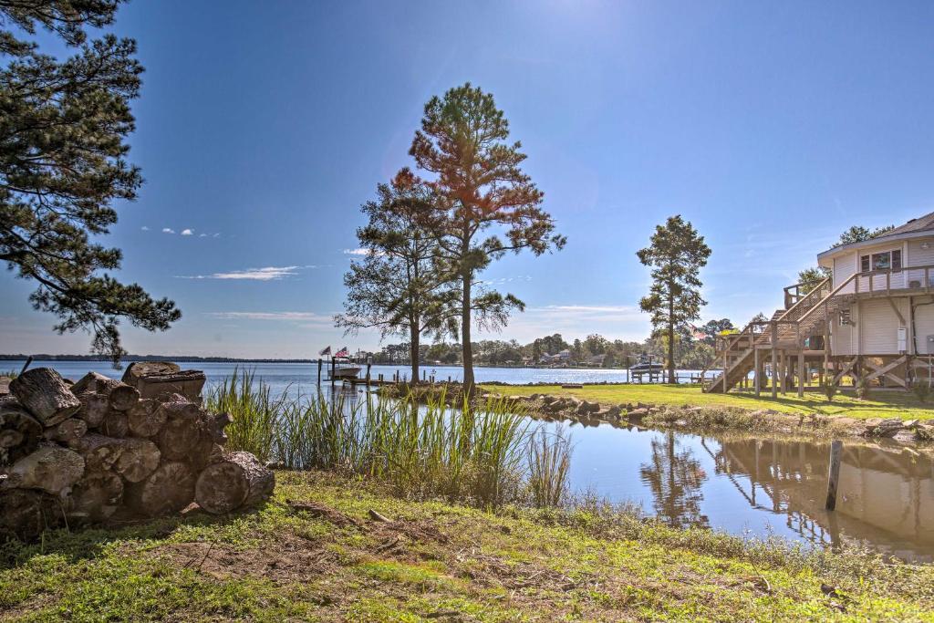 Riverfront New Bern House with Gourmet Kitchen! - image 4