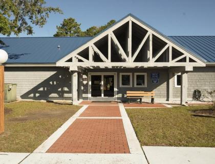 Lovely Condo in the Quaint Canals of New Bern - Two Bedroom #1 - image 7