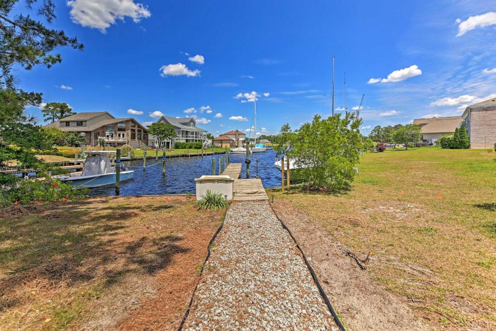 Updated Home with Dock 14 Miles to New Bern - image 2