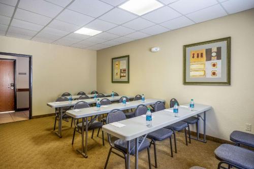 Econo Lodge Inn & Suites New Braunfels - image 5