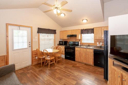 Hill Country Cottage & RV Resort - image 3