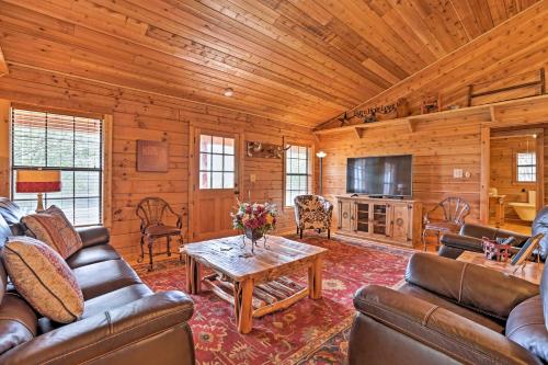 Cozy New Braunfels Family Cabin with Porch and Views! - main image