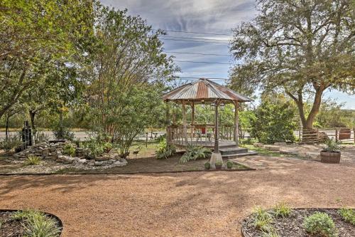 Gruene Cabin - Pet Friendly New Braunfels Studio - image 2