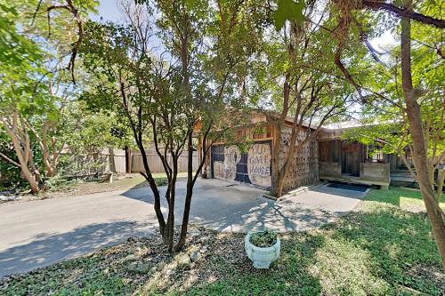 Hill Country River Oasis at the Old Goat House cabin - image 5