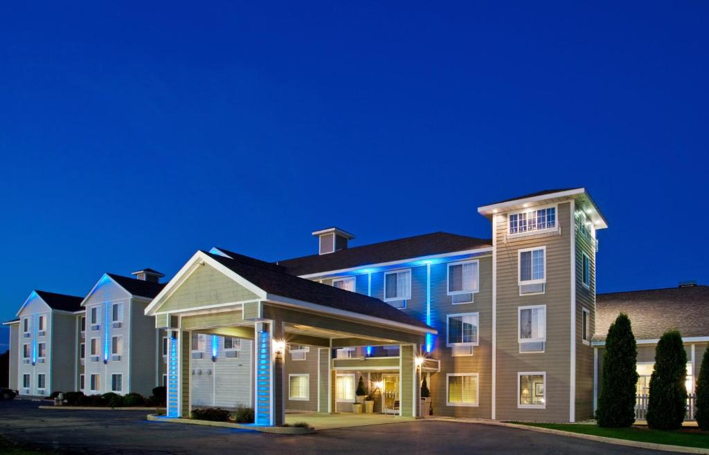 Holiday Inn Express & Suites New Buffalo MI an IHG Hotel - main image