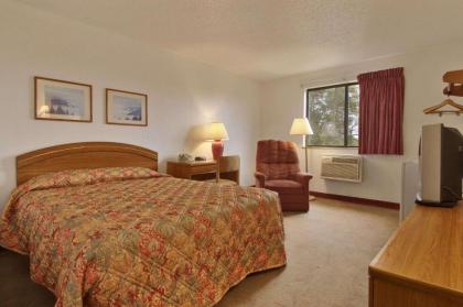 Super 8 by Wyndham New Castle - image 3