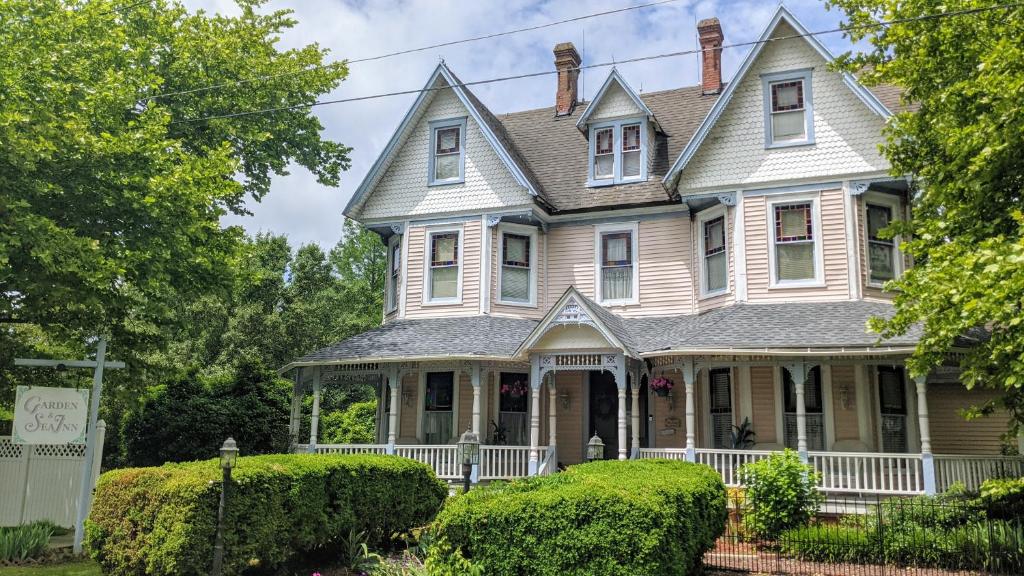 Garden and Sea Inn - main image