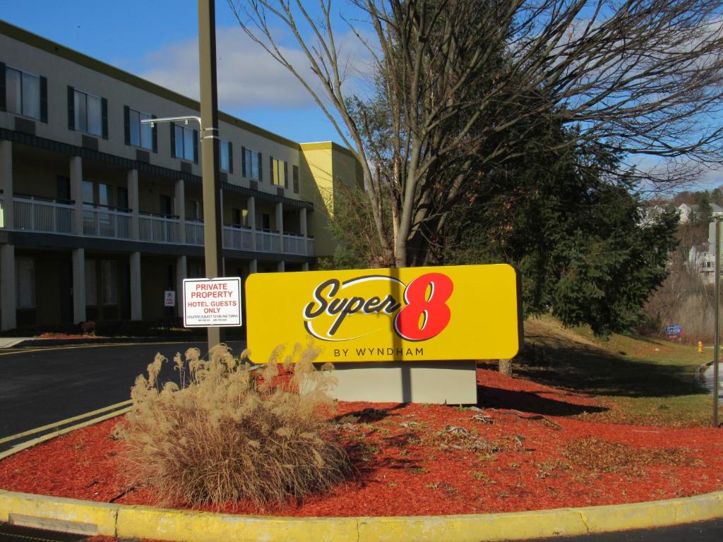 Super 8 by Wyndham New Cumberland - image 7