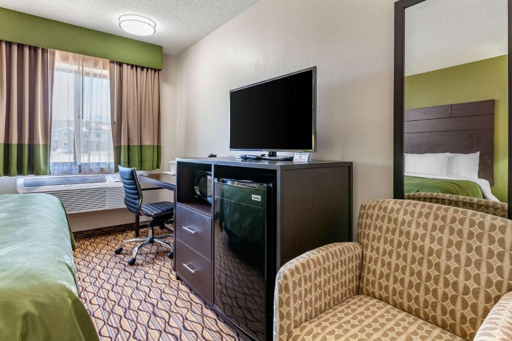 Quality Inn - image 5