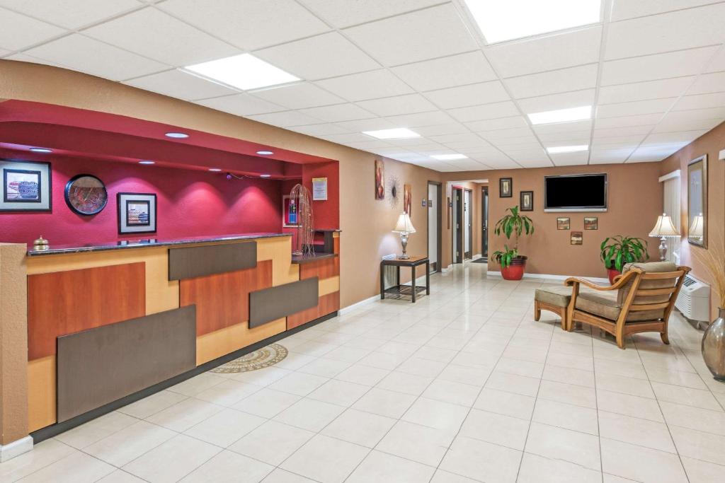 Days Inn by Wyndham New Market - image 3