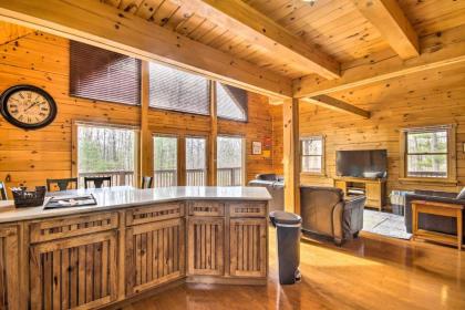 Comfortable Log Home about 4 Miles to Shenandoah River - image 10