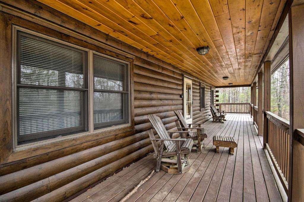 Comfortable Log Home about 4 Miles to Shenandoah River - image 3