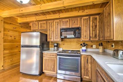 Comfortable Log Home about 4 Miles to Shenandoah River - image 9