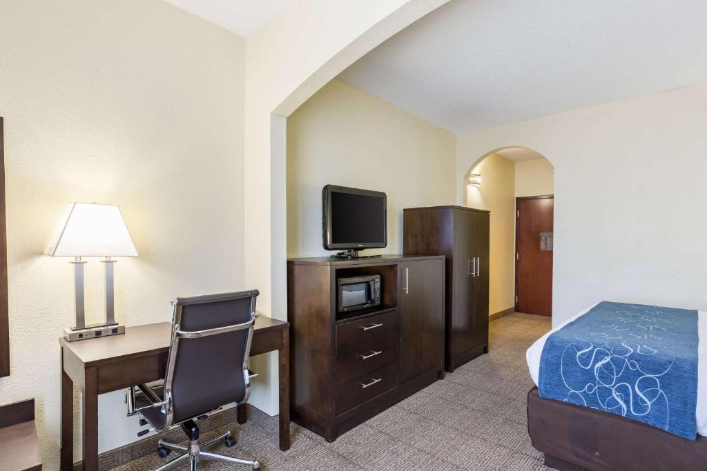 Comfort Suites New Orleans East - image 2