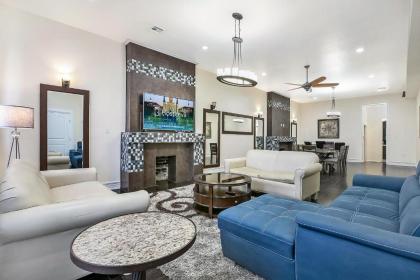 Luxury 4BR Penthouse in Downtown by Hosteeva