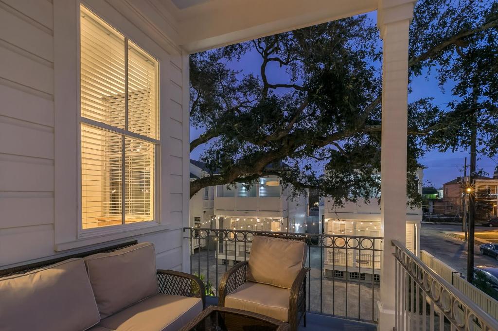 Charming 2BR on Carondelet by Hosteeva - image 5