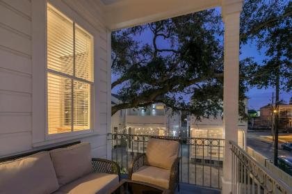 3BR Cottage on Carondelet by Hosteeva - image 3