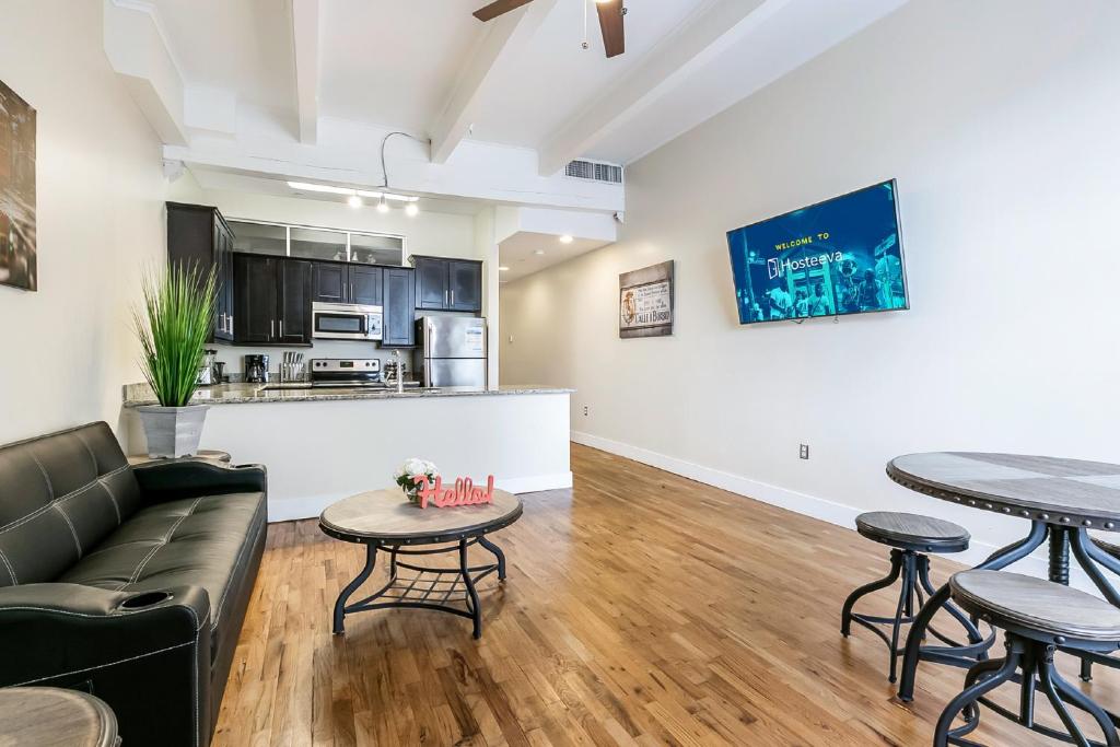 Pet Friendly Gorgeous Condos 1 minute walk to French Quarter - main image