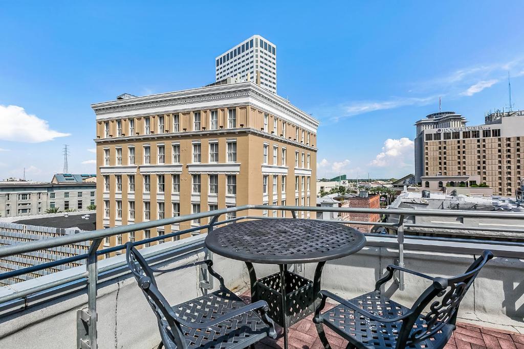 Gorgeous Condos Steps from French Quarter and Harrah’s St. - image 4