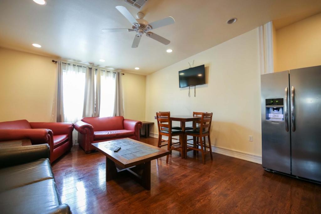 Elegant 4BR Condo in Downtown - main image