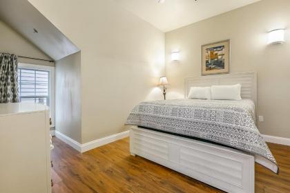 St Charles Ave Urban Retreat with Luxury Amenities - image 2