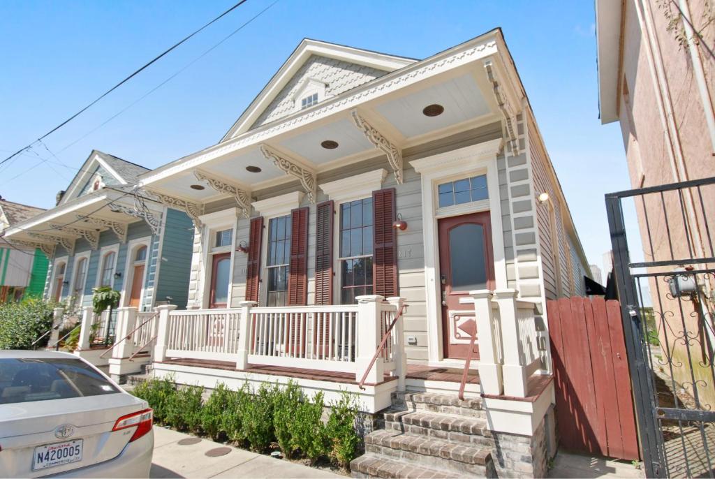 Cozy and Charming House Close to St Charles Ave - image 2