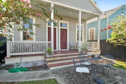 Cozy and Charming House Close to St Charles Ave - image 4