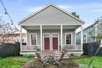 Cozy and Charming House Close to St Charles Ave - image 5