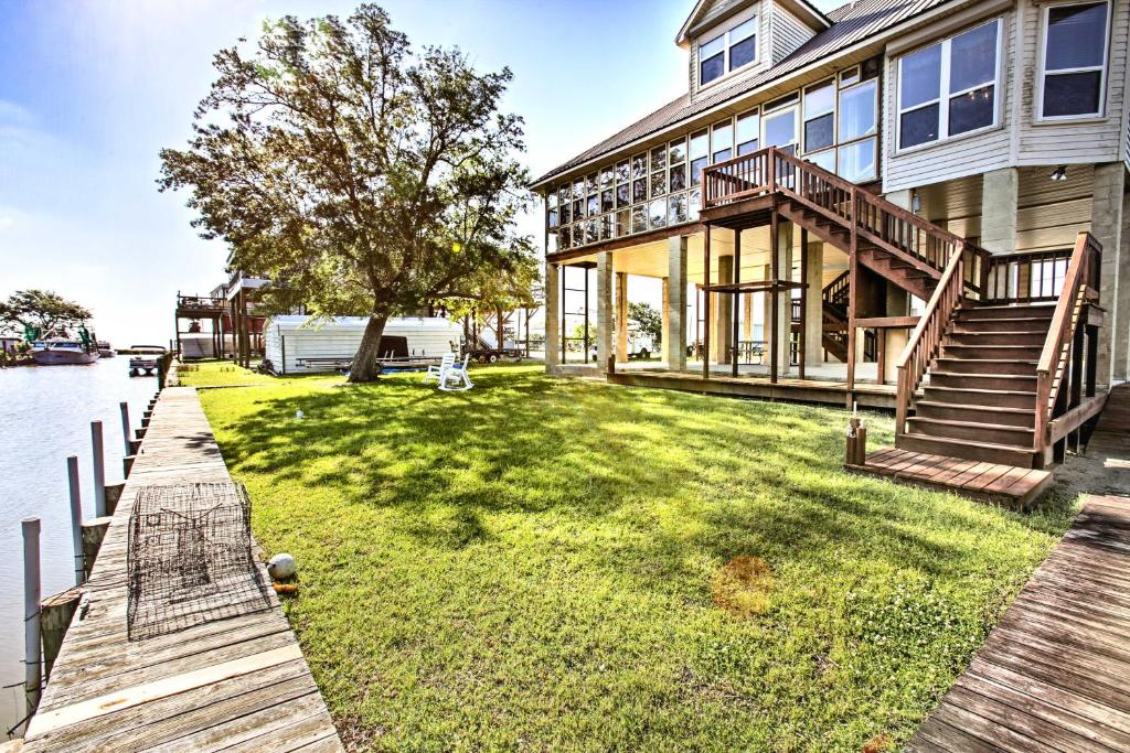 Reelin and Dealin New Orleans Waterfront Home - main image