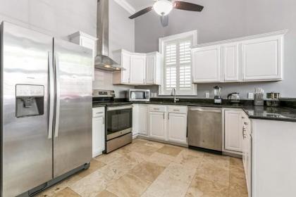 Hosteeva Modern Condo Near Magazine St & Close to FQ - image 3