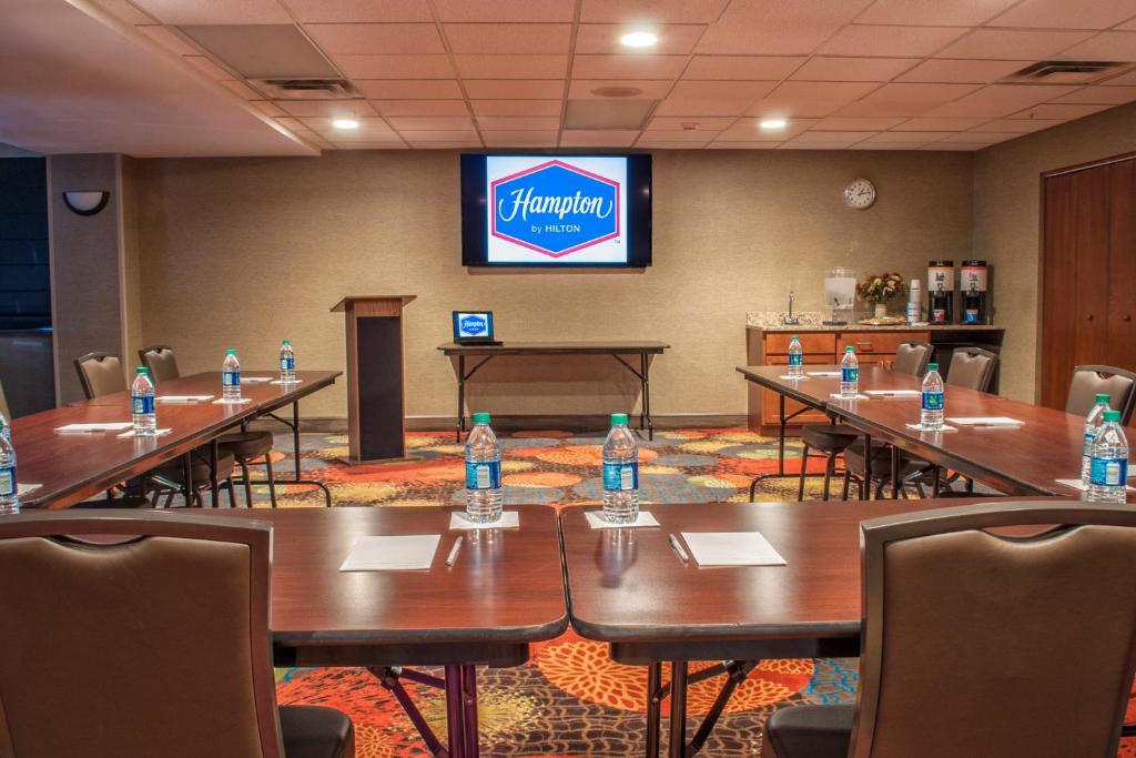 Hampton Inn New Philadelphia - image 6