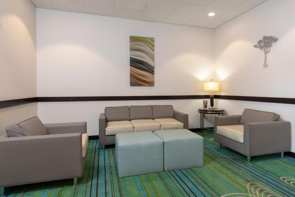 Holiday Inn Express & Suites - New Philadelphia Southwest an IHG Hotel - image 6